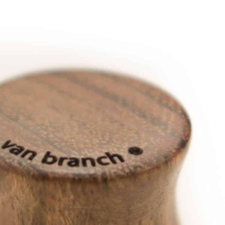 Holz Plug Bär Chechen - van branch - Branding Detail