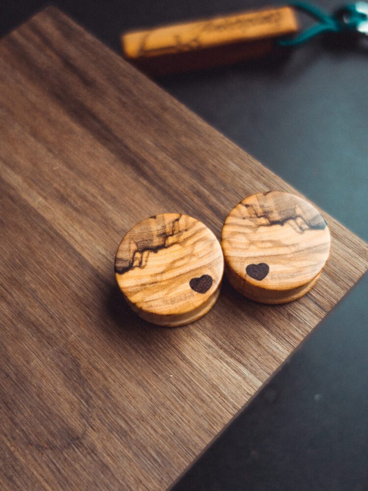 Handgefertigter Holzplug mit Herz aus Olivenholz in 28mm, liebevolle Handarbeit mit Ilex Herz