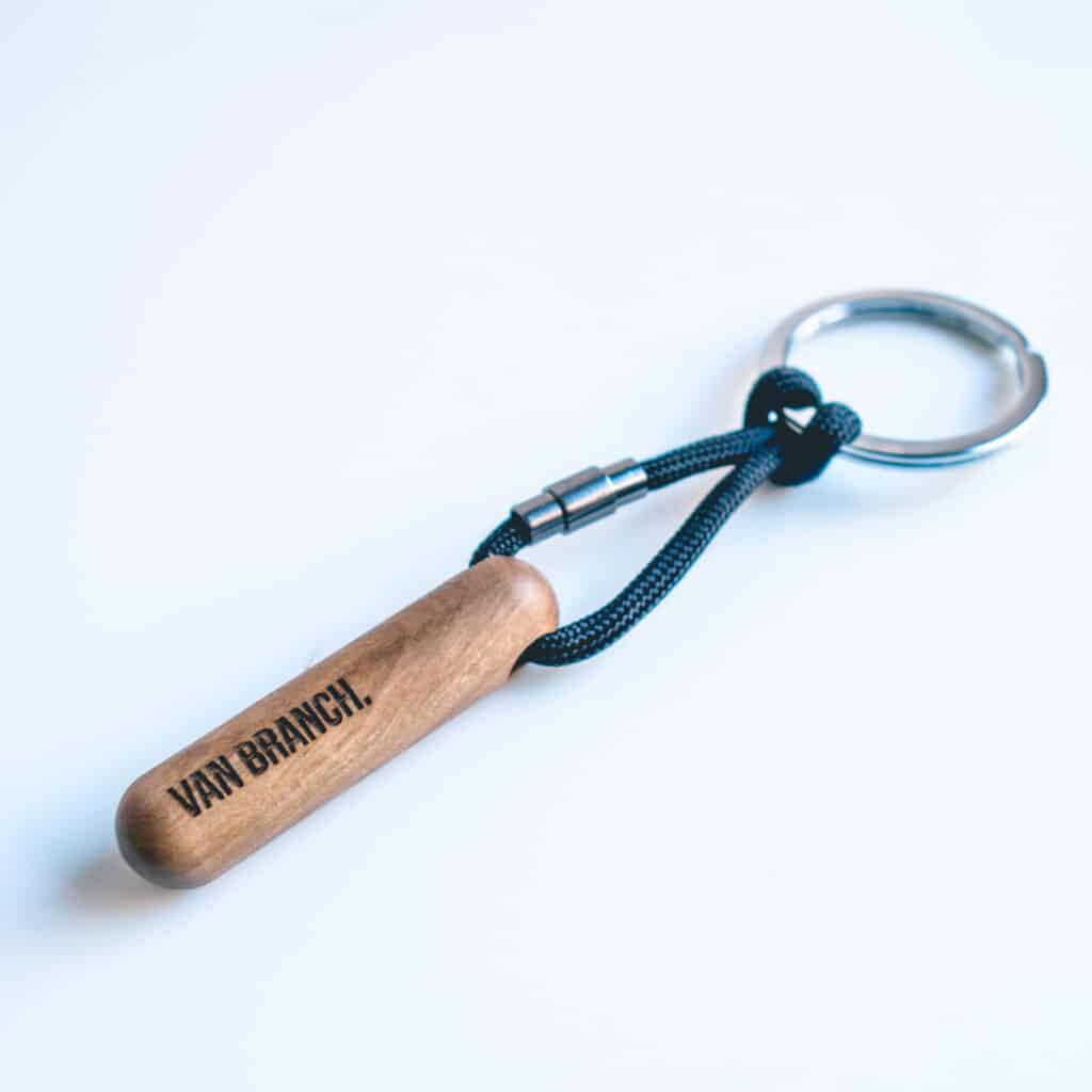 Karlshorst einzigartiger Holz Schlüsselanhänger aus Olivenholz Branding van branch