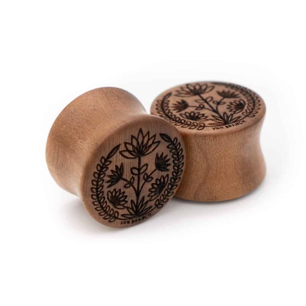 Handgefertigte 14mm Holzplugs für Ohren aus Pflaume mit Blumen Motiv
