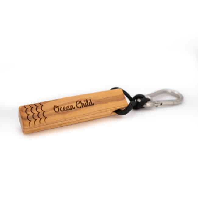 Ocean Child  maritimer Olivenholz Schlüsselanhänger mit schwarzem Band von van branch, handgefertigt für Dich